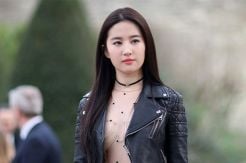 Liu Yifei Jaga Wajah Tetap Kinclong, Punya Selera Busana Tinggi