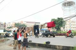 Warga Jemur Pakaian di Kabel Fiber Optik yang Menjuntai, Berikut Faktanya
