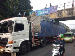Truk Nyangkut di Talang...