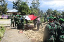 Prajurit TNI yang Gugur Dimakamkan, Pangdam Minta OPM Kembali ke NKRI