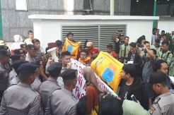 Lolos dari Penjagaan, Massa Aksi Merangsek Masuk Gedung DPRD DKI