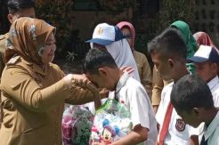 Bupati Kobar Bagikan Seragam Gratis untuk Siswa SD dan SMP yang Kurang Mampu