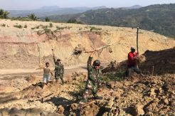 Cegah Longsor, TNI dan Warga Tanam Ratusan Anak Bambu di Titik Rawan