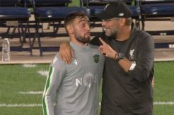 Ngobrol di Pinggir Lapangan, Klopp dan Bruno Fernandes Bikin Penasaran Warganet