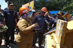Pemkab Kobar Terus Buka Akses Jalan Antarkabupaten