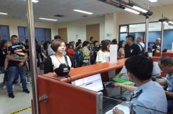Dukung Pariwisata, Imigrasi Manado Periksa Penumpang Pesawat dari China