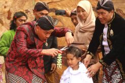 Prosesi Ruwat Bocah Gimbal, dari Minta Terasi hingga Klepon Tiga Tampah