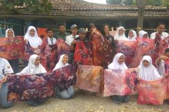 Lestarikan Budaya, TNI Latih Pelajar SMAN 7 Tangerang Membatik