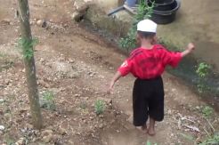 Miris, Kemiskinan Membuat Bocah Ini Turun Naik Bukit Menuju Sekolah