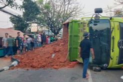 Korban Mobil Tertimpa Truk Selesai Dievakuasi, 4 Orang Dipastikan Tewas
