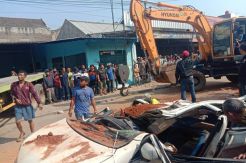 Minibus yang Tertimpa Truk Tanah di Tangerang Ternyata Taksi Online