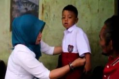 Bocah 7 Tahun Viral Sekolah Tanpa Alas Kaki, Bupati Jamin Pendidikan Gratis