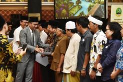 Gubernur Jabar Serahkan...