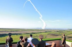 Disaksikan Jong-un, Korut Uji Coba Sistem Roket Baru