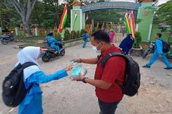 Kabut Asap, 2.000 Masker Dibagikan ke Sekolah di Pelalawan