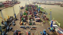 Arus Peti Kemas Transhipment di Tanjung Perak Naik 218% dari 2018