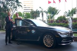 Penumpang First Class Garuda Indonesia Diantar-Jemput BMW 740Li