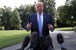 Trump Desak Parlemen Keluarkan UU Terkait Pembelian Senjata