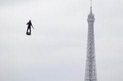 Zapata Terbang dengan Flyboard dari Prancis ke Inggris 20 Menit