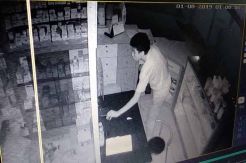 Aksi Pencurian Pemuda Putus Sekolah di Apotek Terekam CCTV