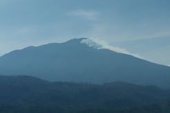 Kebakaran di Puncak Ciremai Meluas, 33 Pendaki Dievakuasi
