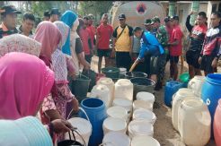 Bantu Atasi Kekeringan, Prajurit TNI Droping dan Angkut Ember Air Bersih