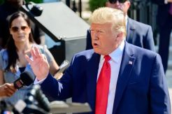 Trump Ancam Balas Negara yang Keluarkan Travel Warning ke AS