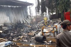Warga Ungkap Sumber Api yang Hanguskan Gudang Plastik di Ciracas