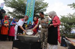 Ikut Masak di Monas, Anies Baswedan: Alhamdulillah Sudah Siap Didistribusikan