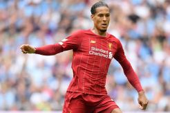 Virgil van Dijk Tak Peduli Rekor Dipecahkan Maguire