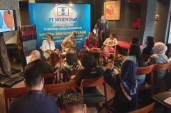 Mencintai Wastra Nusantara,...