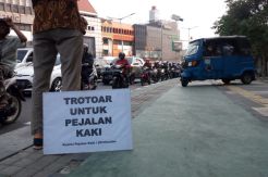 Trotoar Diserobot Mobil PSI, Koalisi Pejalan Kaki Sangat Kecewa