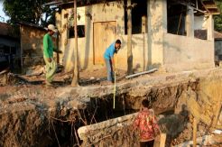 Sempadan Sungai Cimanuk Longsor, Belasan Rumah Terancam Ambles