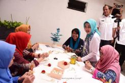 Perajin Bekasi Sulap Bunga Telang Jadi Kerajinan dan Bahan Olahan Makanan