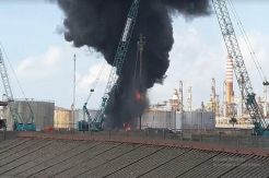 Pipa Kilang Minyak Pertamina di Balikpapan Terbakar