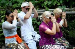 Pasca Panen Hujatan, Pasangan Bule Ceko Ikut Ritual Pembersihan di Pura Bali