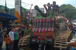 HUT RI, Pedagang Seragam Polisi dan TNI Kebanjiran Order untuk Karnaval