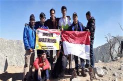HUT Ke-74 RI, Kader Muda Golkar Kibarkan Merah Putih di Puncak Sindoro dan Cikuray