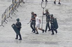 China Simulasikan Garpu Setrum untuk Demonstran di Dekat Hong Kong