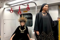 Catwalk Unik di Lintas Rel Terpadu Jakarta Meriahkan Suasana