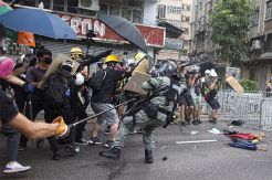 Polisi dan Demonstran Hong Kong Saling Klaim Menjadi Korban