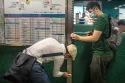 Usai Bentrok, Demonstran Hong Kong Bersihkan Stasiun Kereta