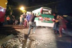 Menegangkan, Angkot Nyaris Dihantam KRL di Perlintasan Kebon Pedes Bogor