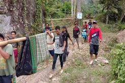 Miris, Warga yang Sakit di Bulo Polman Harus Ditandu 6 Jam Menuju Puskemas