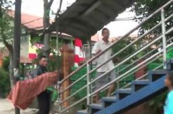 Tak Diberi Ambulans, Jenazah Korban Tenggelam di Tangerang Digendong Ayahnya