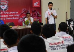 Lewat HDC 2019, Gerry Salim Tularkan Pengetahuan Balap ke Siswa di Pekanbaru