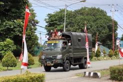 Truk TNI/Polri Evakuasi...