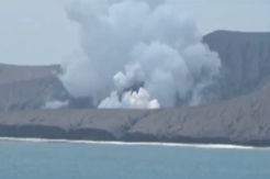 Warga Datangi Tongkang yang Sedot Pasir di Sekitar Gunung Anak Krakatau