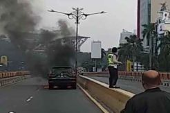 Speedometer Turun Mendadak, Xpander Terbakar di Jalan Layang Pekanbaru