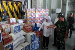 Gubernur Jawa Timur Bantu 5 Ton Beras untuk Masyarakat Papua